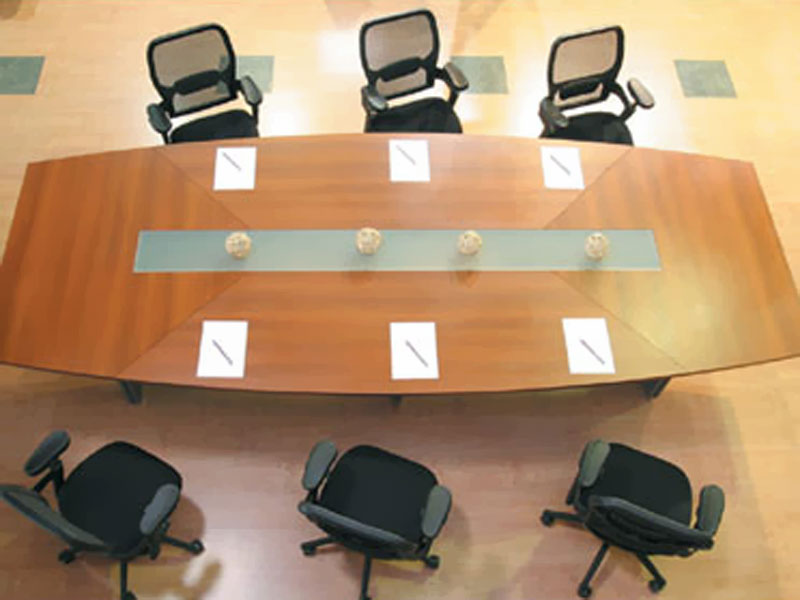 Mesa de reunión cuadrante repartido con vidrio