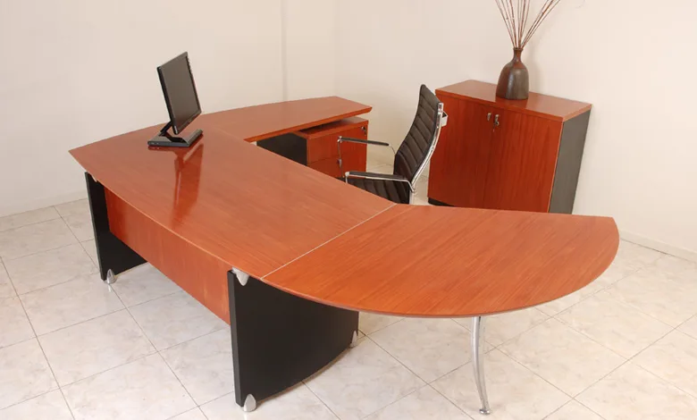 Escritorio gerencial curvo color cedro con credenza