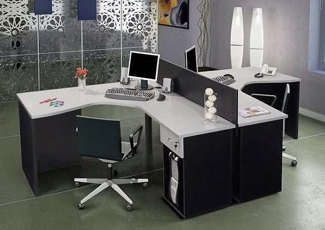 Puesto de trabajo en esquina con panel divisorio